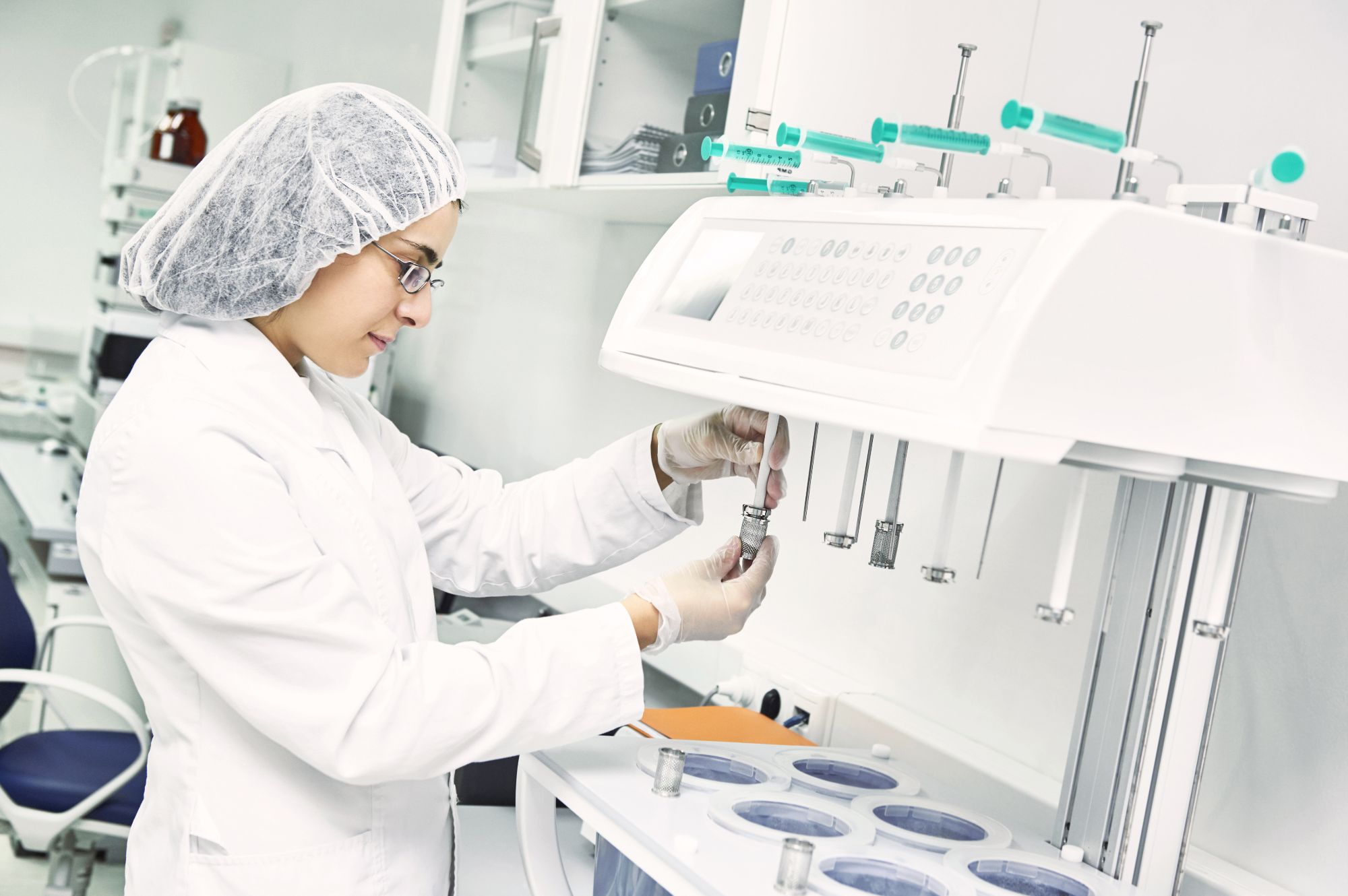 Joints pour l’industrie médicale et pharmaceutique Scientifique qui travaille dans un laboratoire